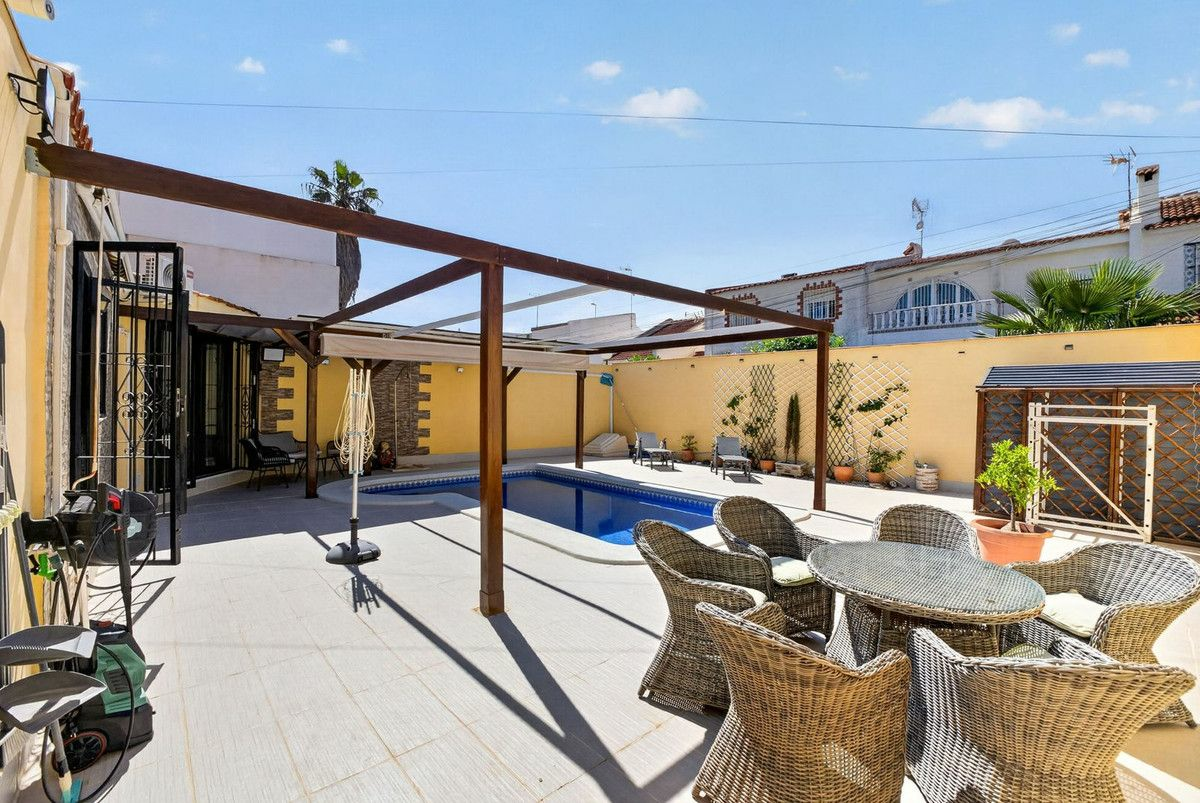 3-bedroom Villa In Torrevieja, Spain (130 M²)