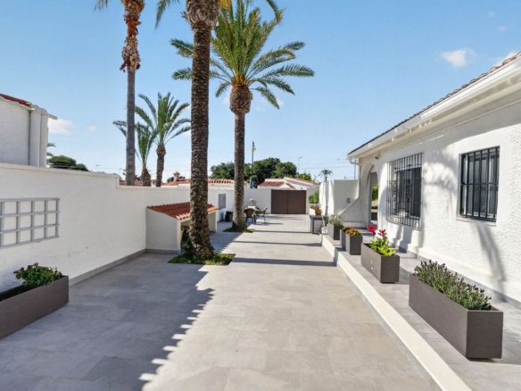 3-bedroom Villa In Torrevieja, Spain (76 M²)
