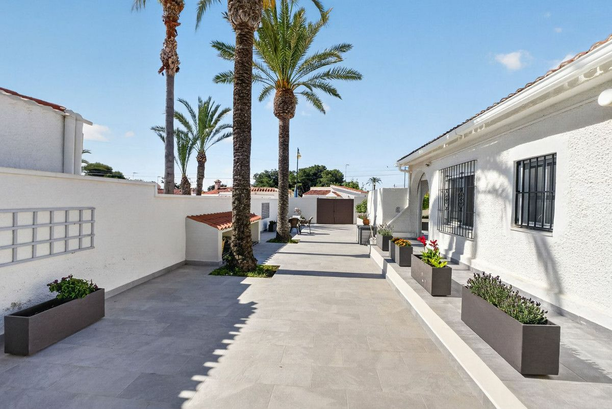 3-bedroom Villa In Torrevieja, Spain (76 M²)