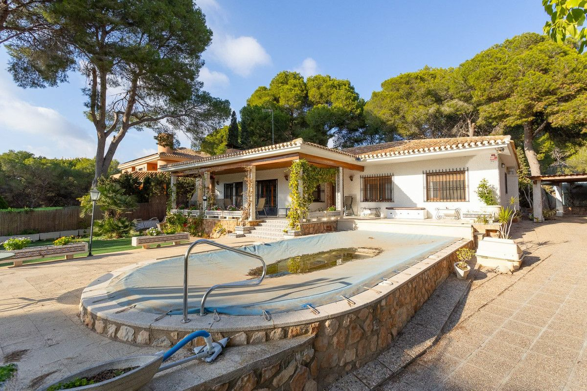 6-bedroom Villa In Orihuela Costa, Spain (204 M²)