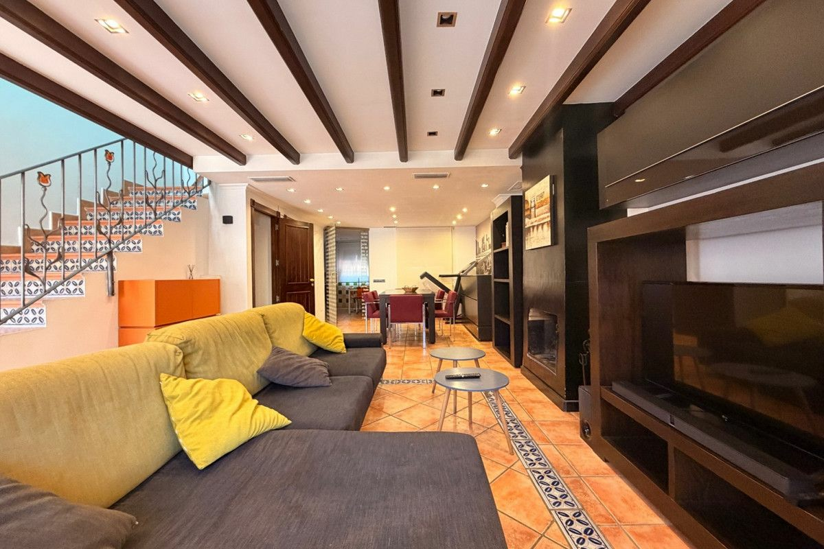 3-bedroom House In Catral, Spain (195 M²)