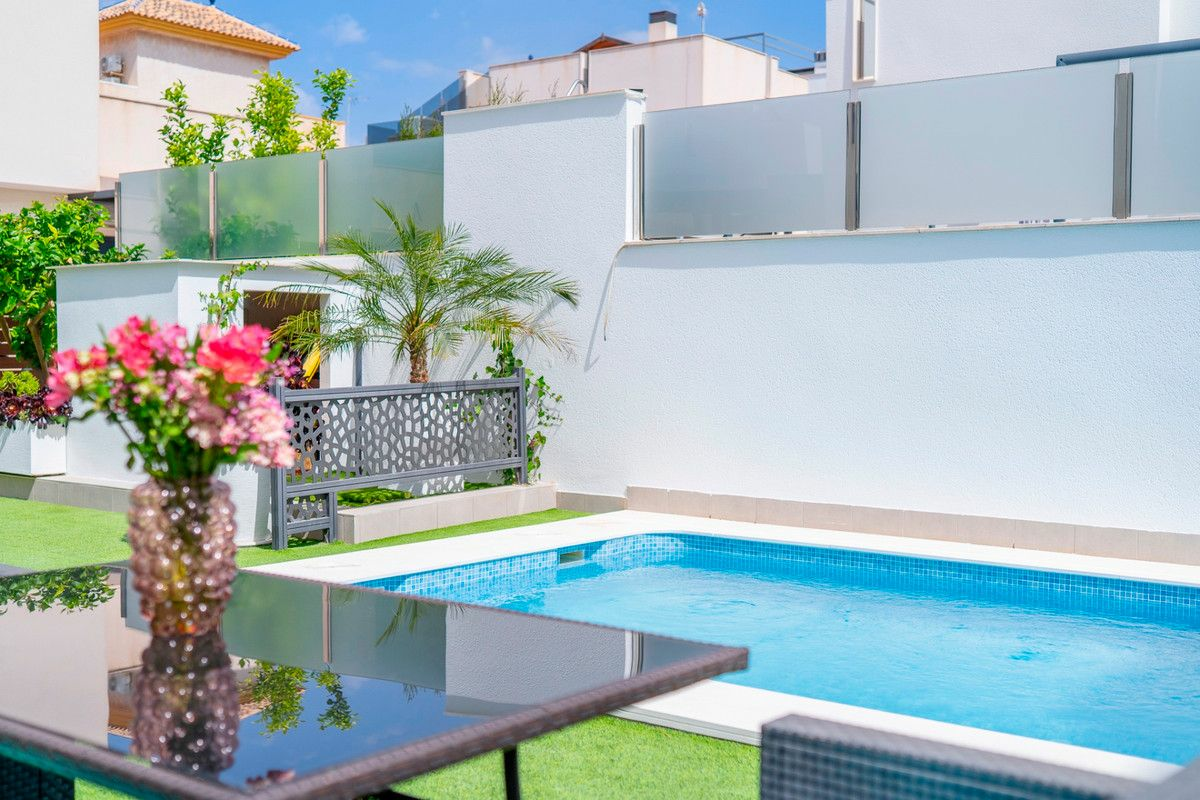 5-bedroom Villa In Torrevieja, Spain (194 M²)