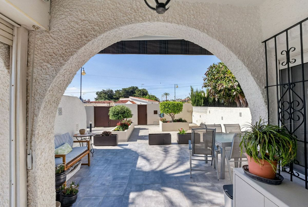 3-bedroom Villa In Torrevieja, Spain (76 M²)