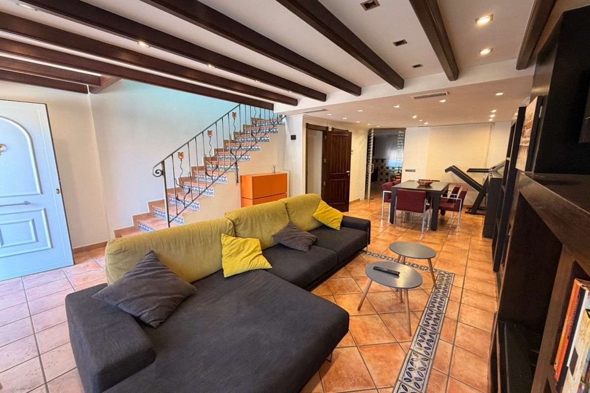 3-bedroom House In Catral, Spain (195 M²)