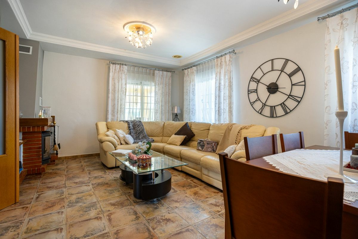 5-bedroom Villa In Villena, Spain (199 M²)