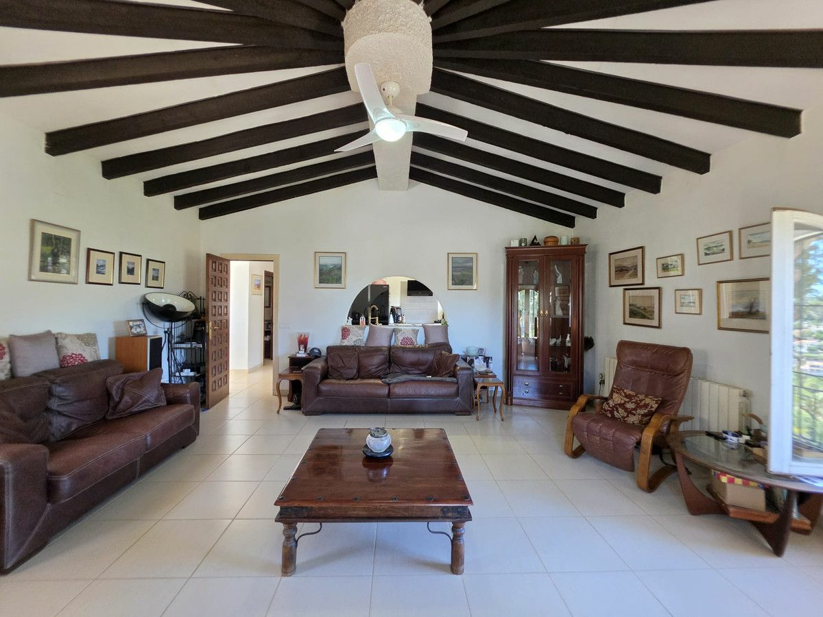 5-bedroom Villa In Algorfa, Spain (217 M²)