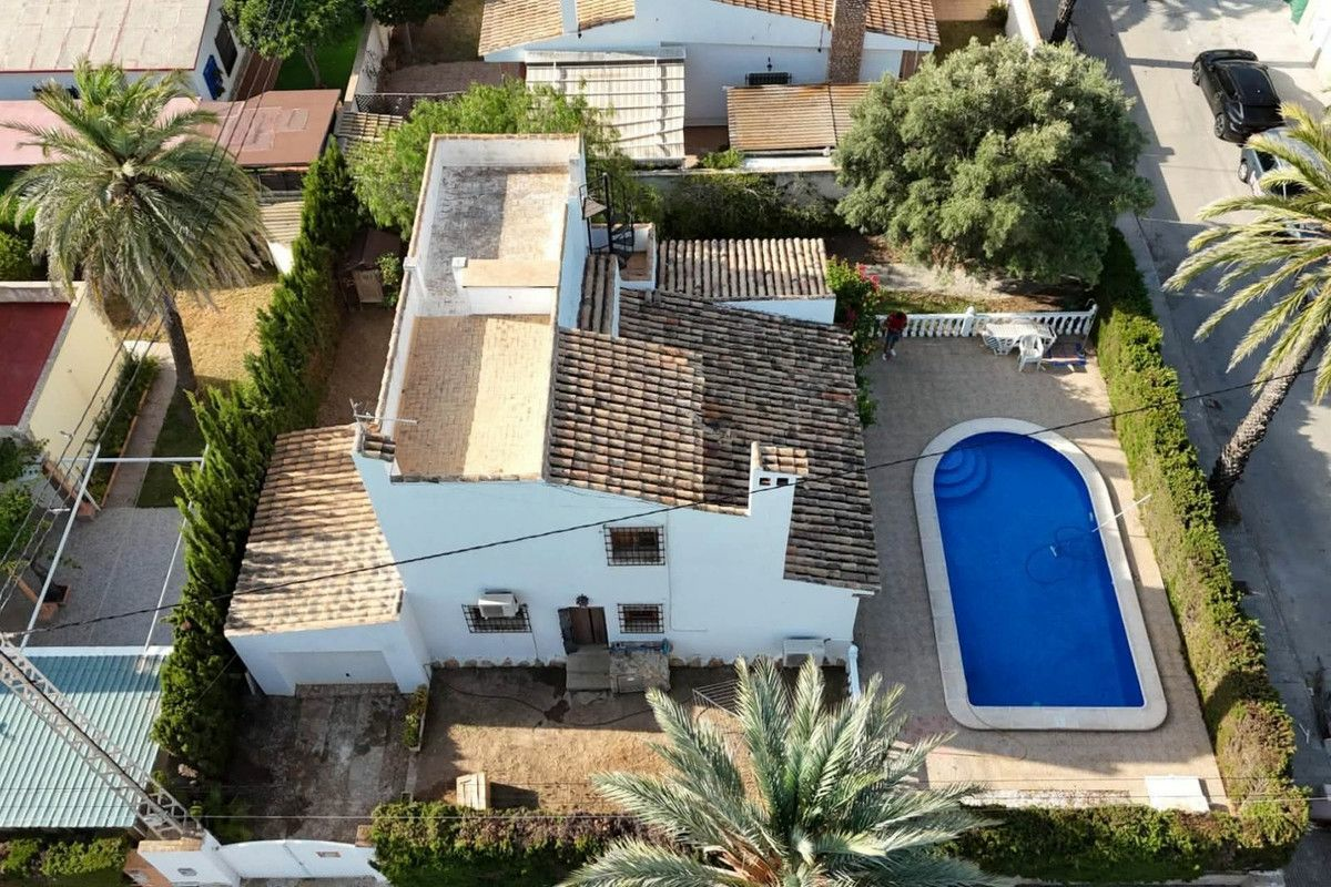 4-bedroom Villa In Cabo Roig, Spain (180 M²)