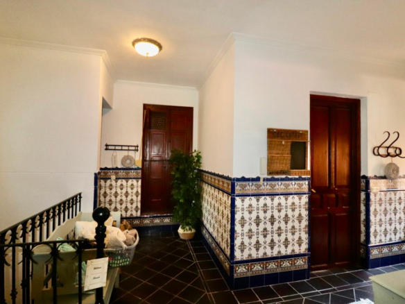 6-bedroom Villa In Almoradi, Spain (375 M²)