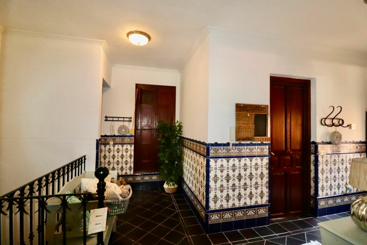 6-bedroom Villa In Almoradi, Spain (375 M²)
