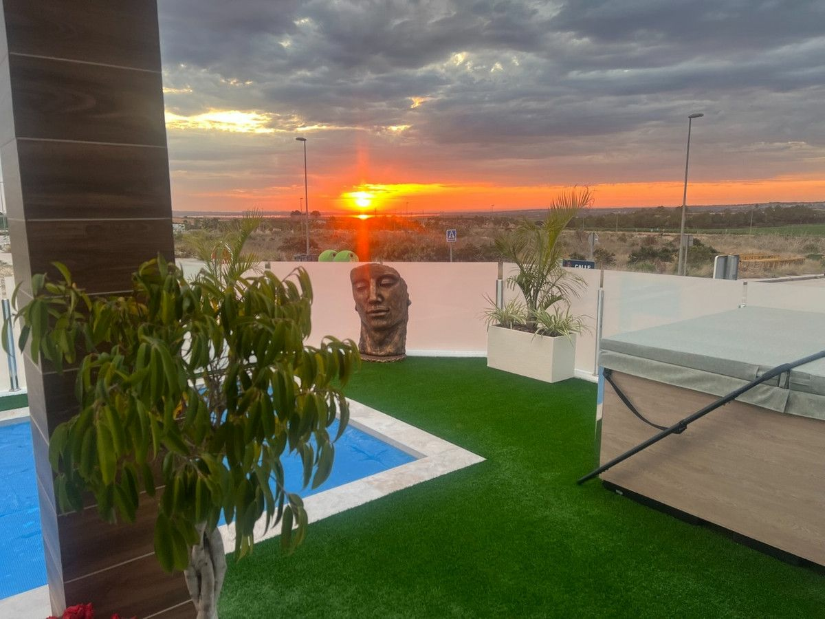 Villa In Los Montesinos
