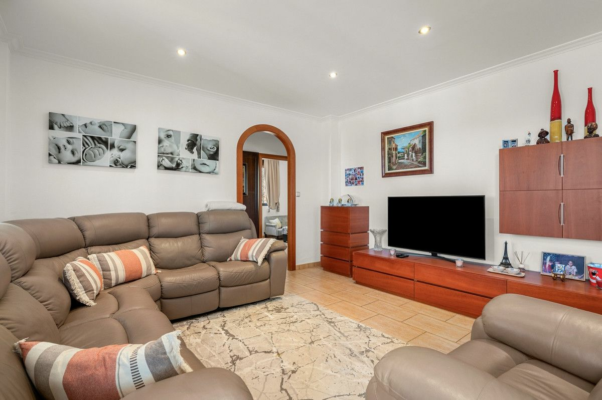5-bedroom Country House In Crevillent, Spain (181 M²)