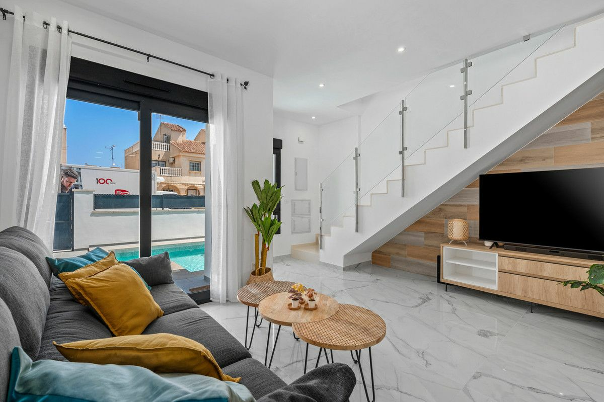 3-bedroom Villa In Torrevieja, Spain (105 M²)