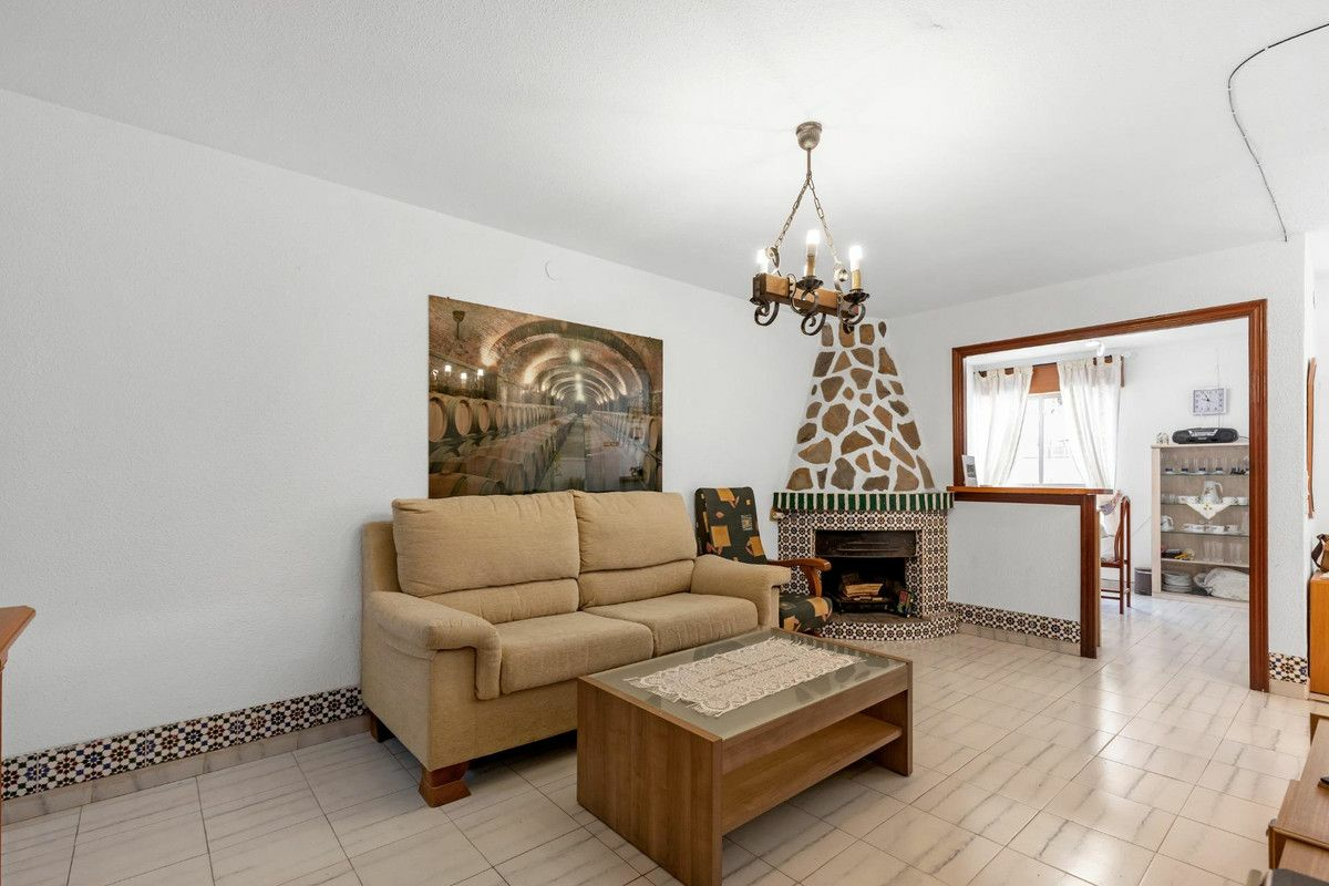 3-bedroom Villa In Torrevieja, Spain (77 M²)