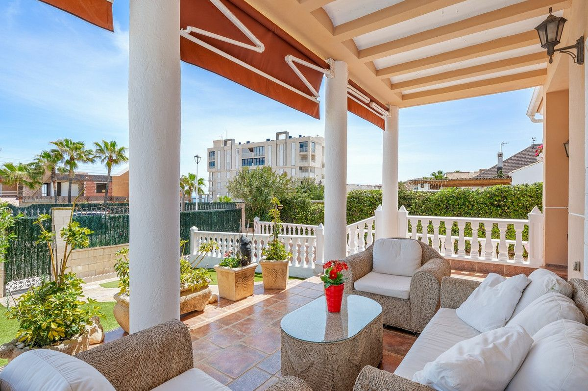 6-bedroom Villa In Torrevieja, Spain (500 M²)
