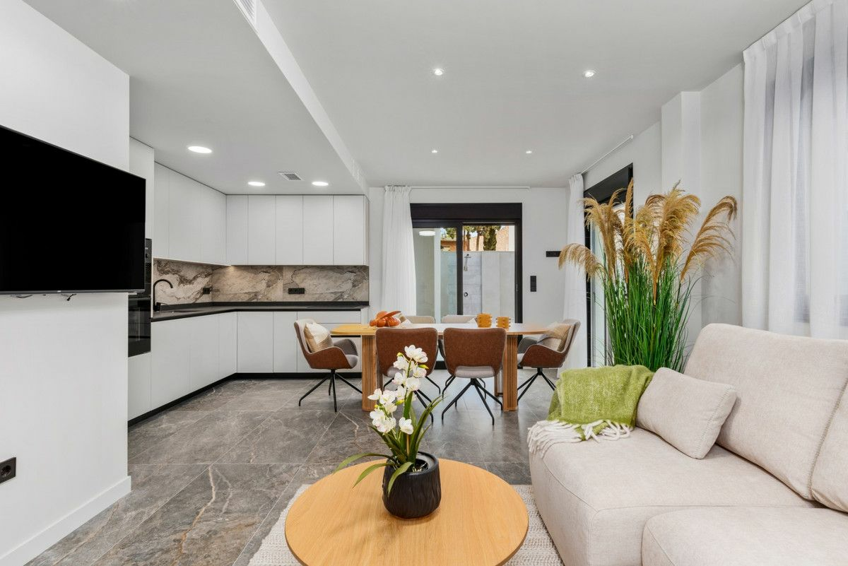 4-bedroom Villa In Pilar De La Horadada, Spain (121 M²)