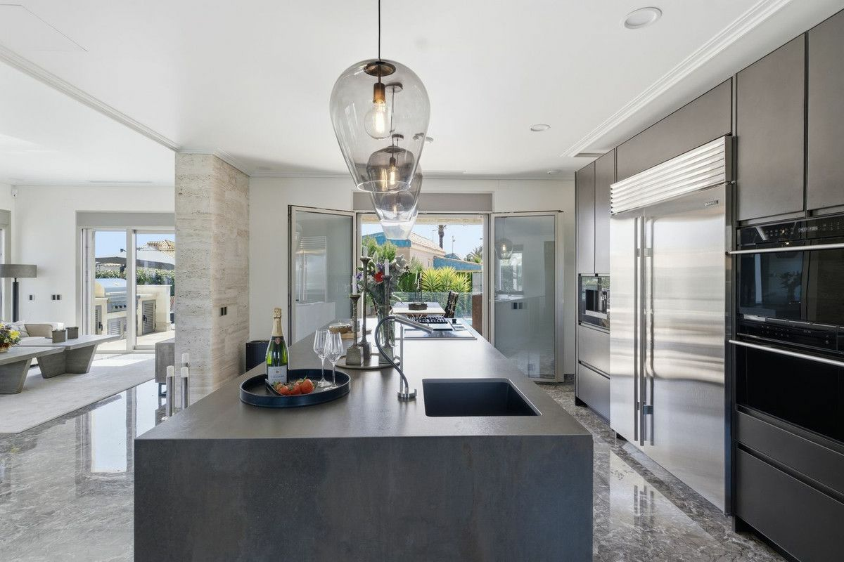 6-bedroom Villa In Orihuela Costa, Spain (442 M²)