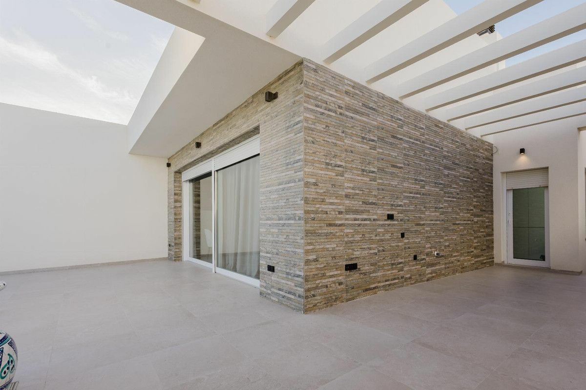 4-bedroom Villa In Algorfa, Spain (362 M²)