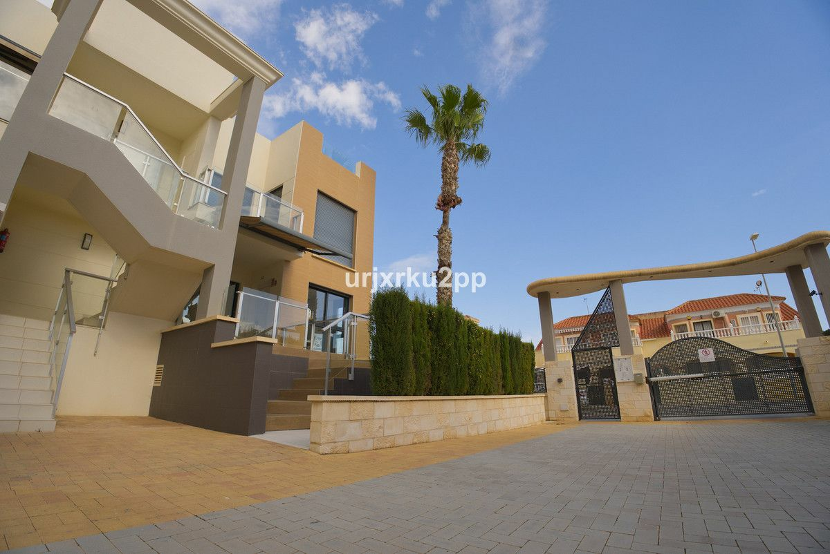 3-bedroom House In Orihuela Costa, Spain (100 M²)