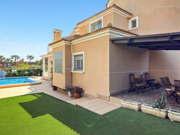 5-bedroom Villa In Torrevieja, Spain (440 M²)