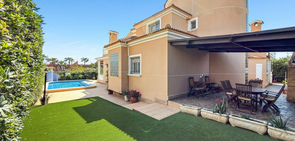 5-bedroom Villa In Torrevieja, Spain (440 M²)