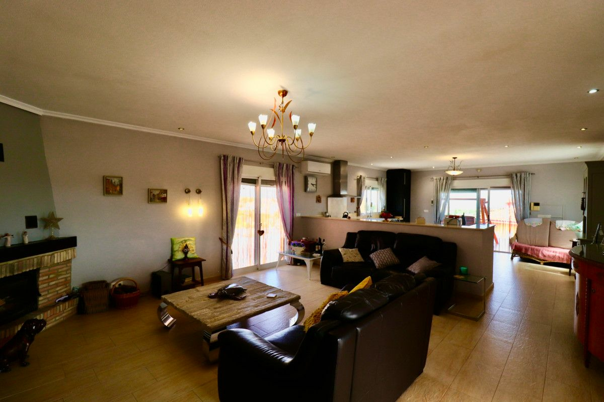 4-bedroom Villa In Albatera, Spain (198 M²)