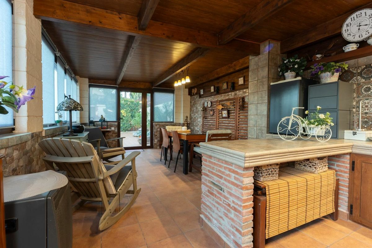7-bedroom Villa In Orihuela Costa, Spain (284 M²)