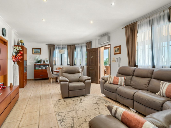 5-bedroom Country House In Crevillent, Spain (181 M²)