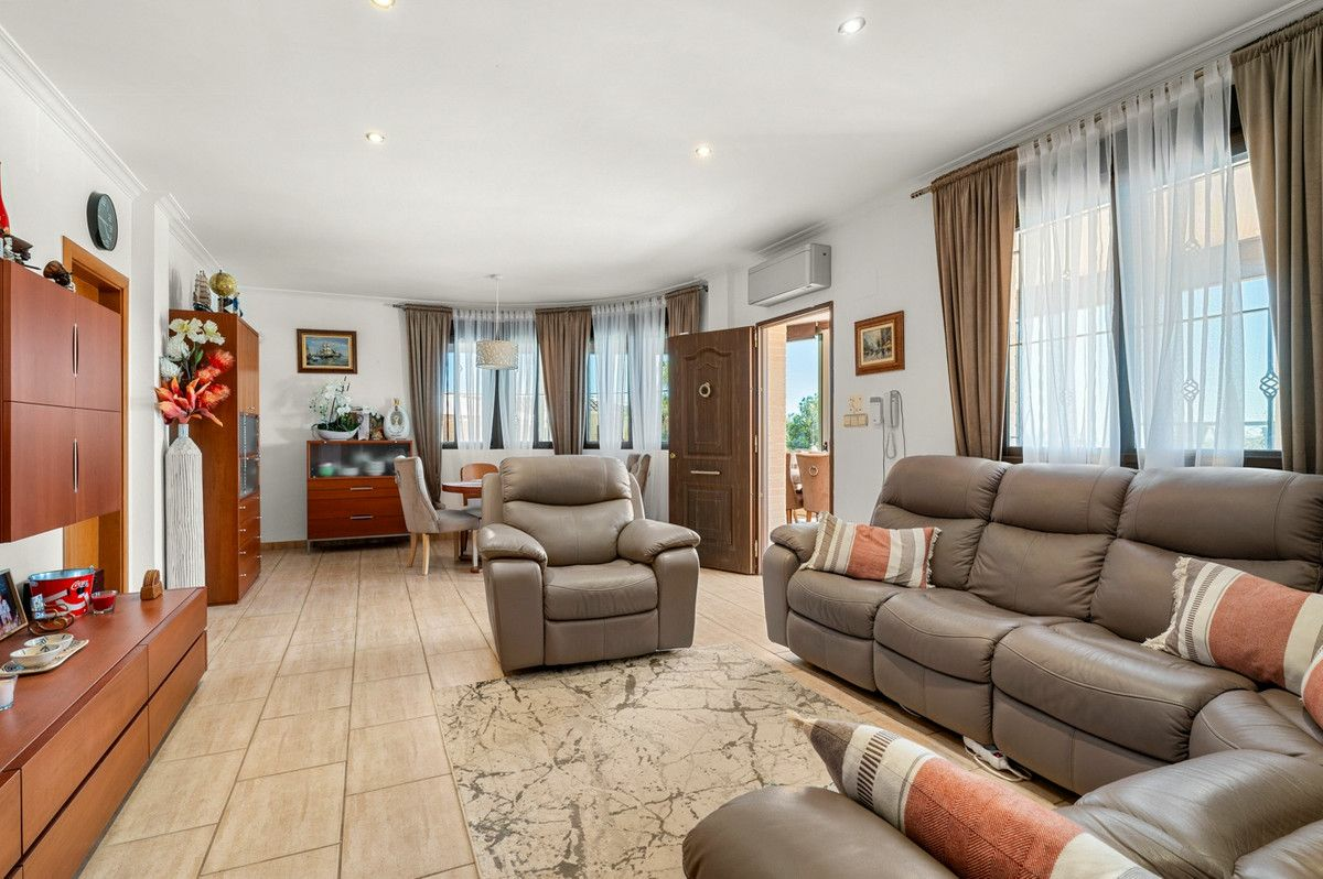 5-bedroom Country House In Crevillent, Spain (181 M²)