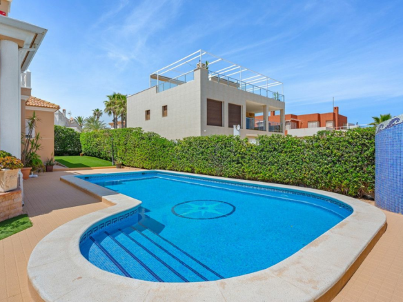 6-bedroom Villa In Torrevieja, Spain (500 M²)