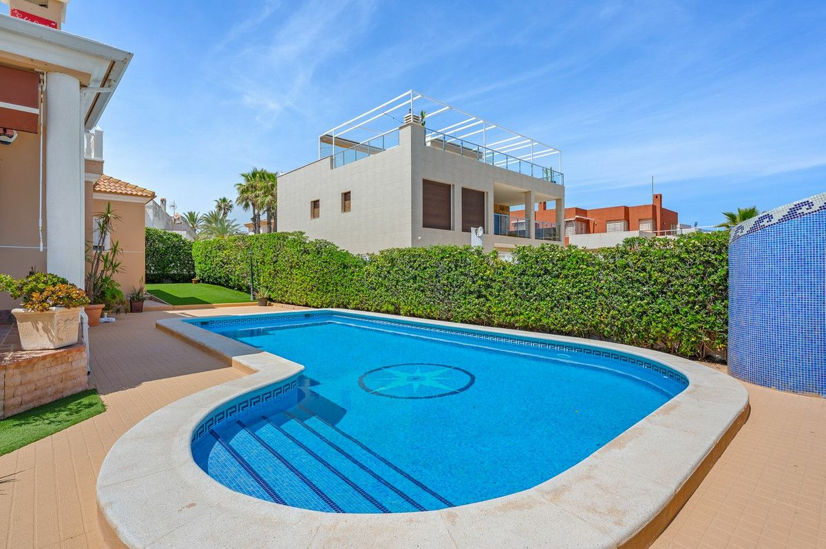 6-bedroom Villa In Torrevieja, Spain (500 M²)