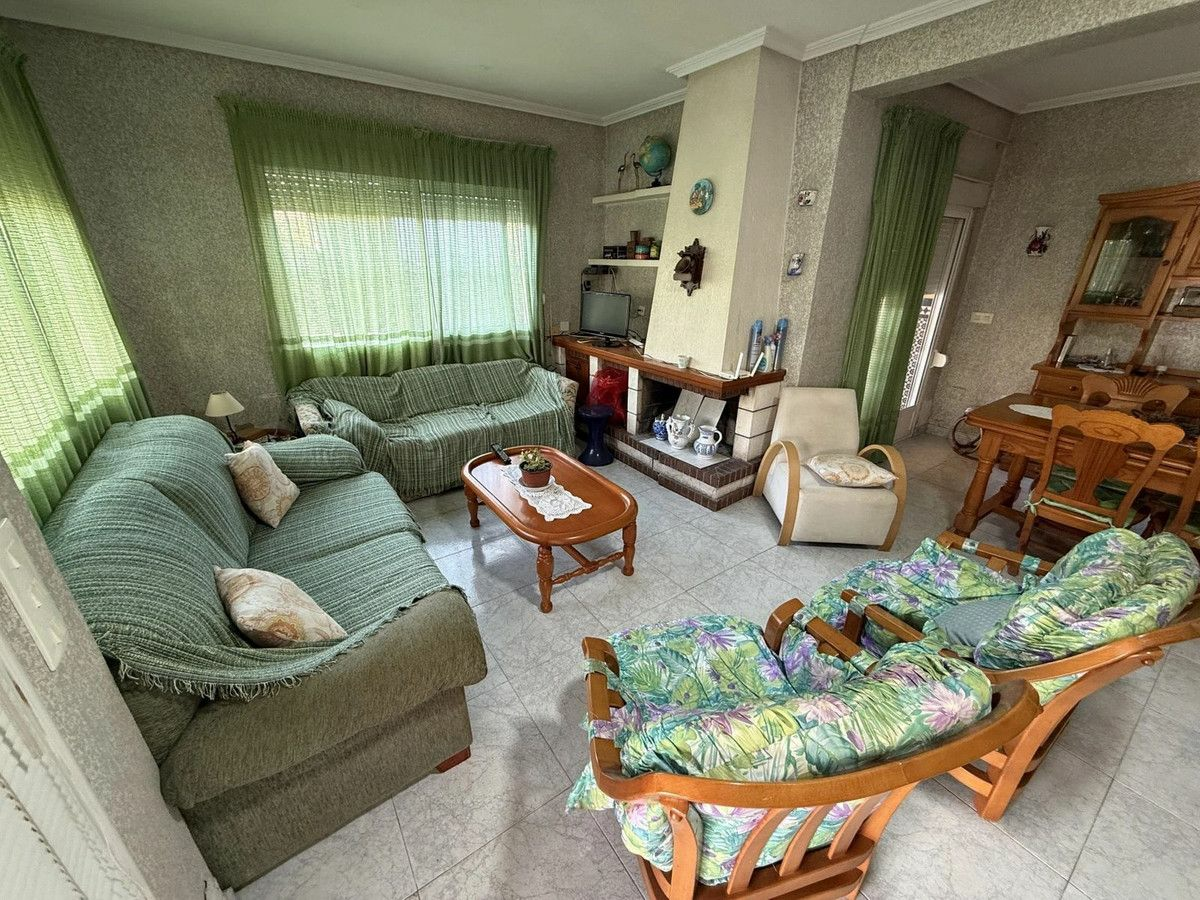 6-bedroom Villa In Torrevieja, Spain (170 M²)