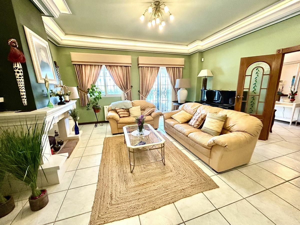 6-bedroom Villa In Torrevieja, Spain (440 M²)