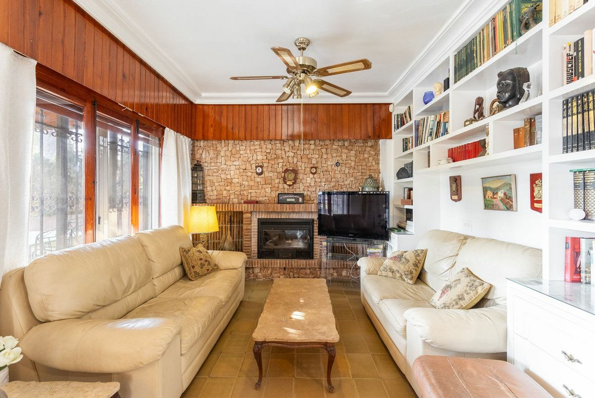 6-bedroom Villa In Orihuela Costa, Spain (204 M²)