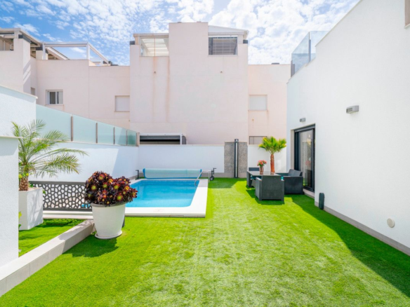 5-bedroom Villa In Torrevieja, Spain (194 M²)