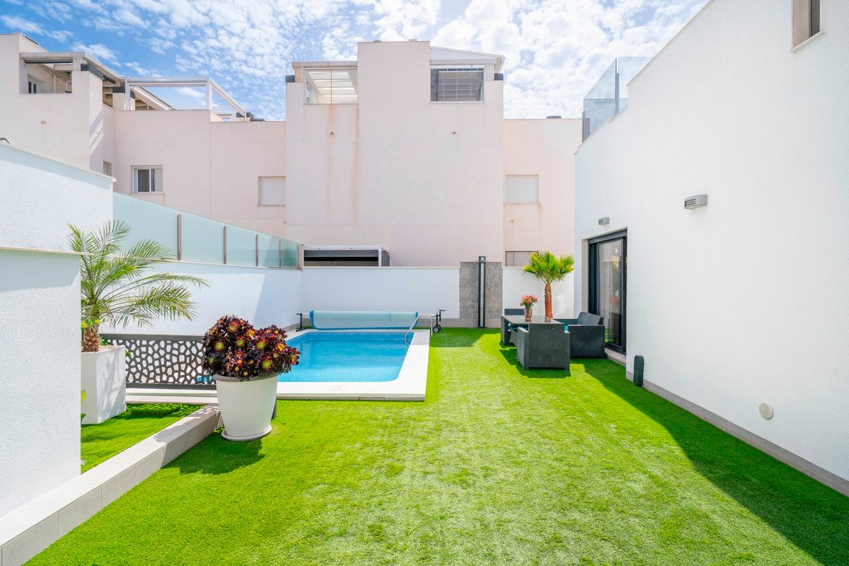 5-bedroom Villa In Torrevieja, Spain (194 M²)