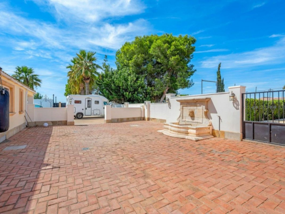 6-bedroom Country House In Almoradi, Spain (300 M²)