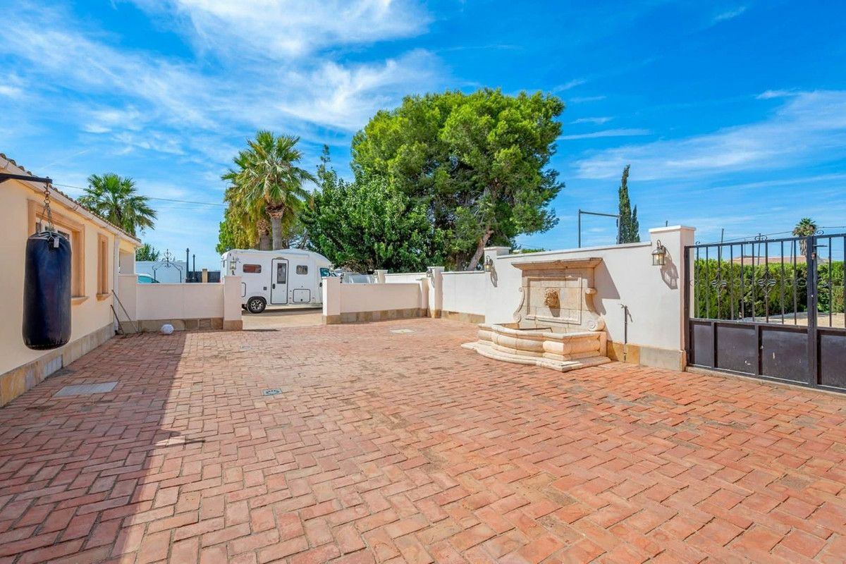 6-bedroom Country House In Almoradi, Spain (300 M²)