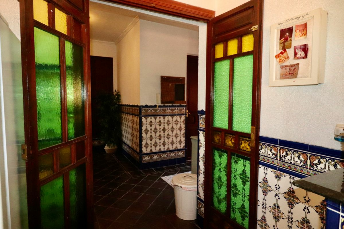 6-bedroom Villa In Almoradi, Spain (375 M²)