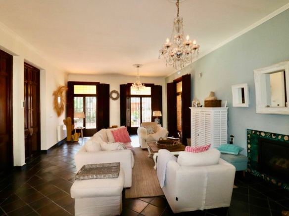 6-bedroom Villa In Almoradi, Spain (375 M²)