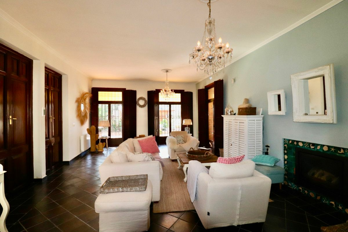 6-bedroom Villa In Almoradi, Spain (375 M²)