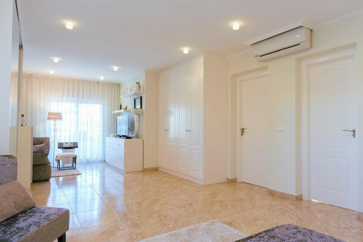7-bedroom Villa In Orihuela Costa, Spain (284 M²)
