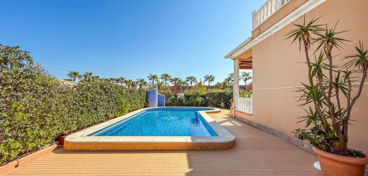 5-bedroom Villa In Torrevieja, Spain (440 M²)