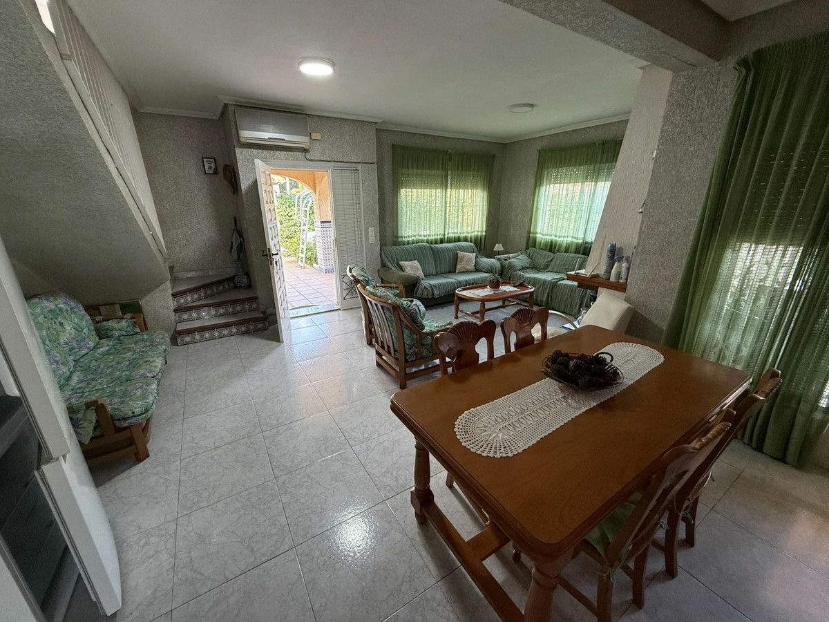 6-bedroom Villa In Torrevieja, Spain (170 M²)