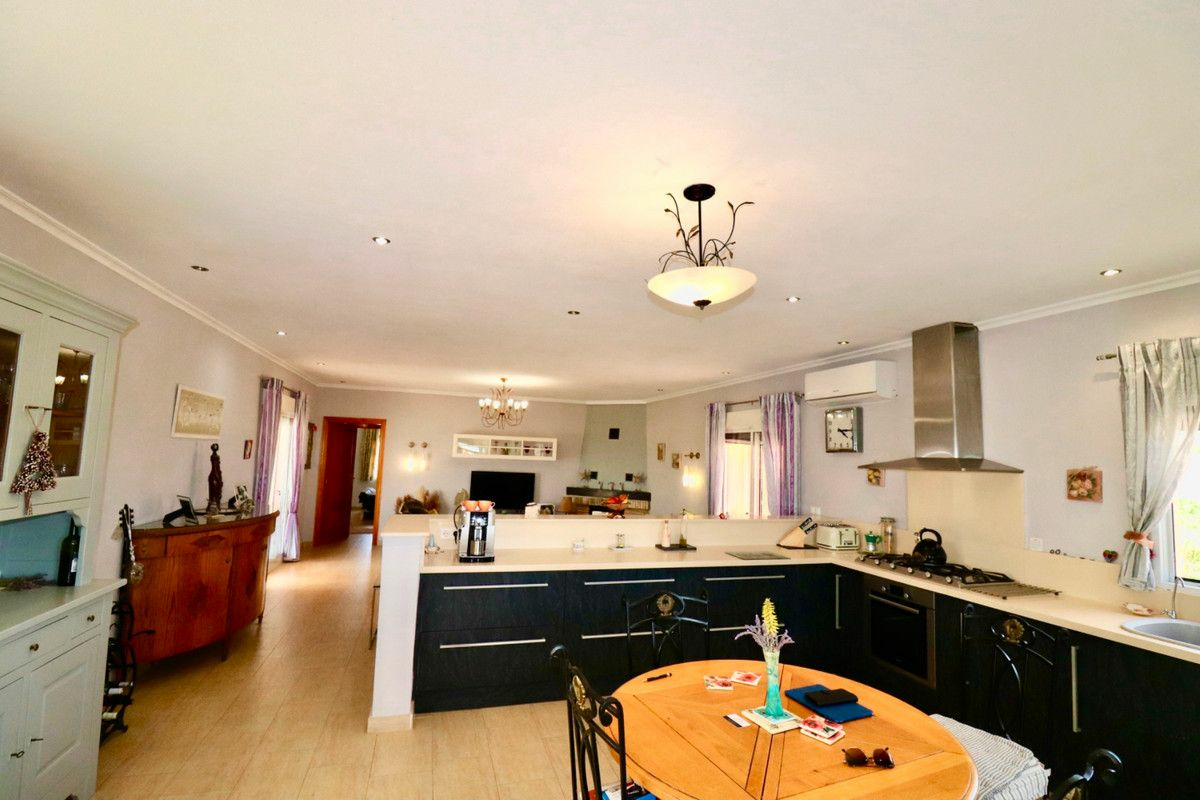 4-bedroom Villa In Albatera, Spain (198 M²)