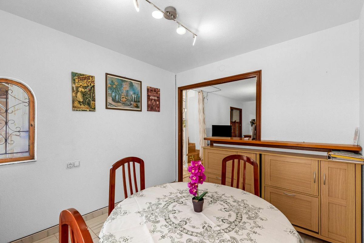3-bedroom Villa In Torrevieja, Spain (77 M²)