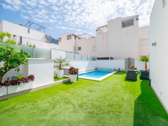 5-bedroom Villa In Torrevieja, Spain (194 M²)
