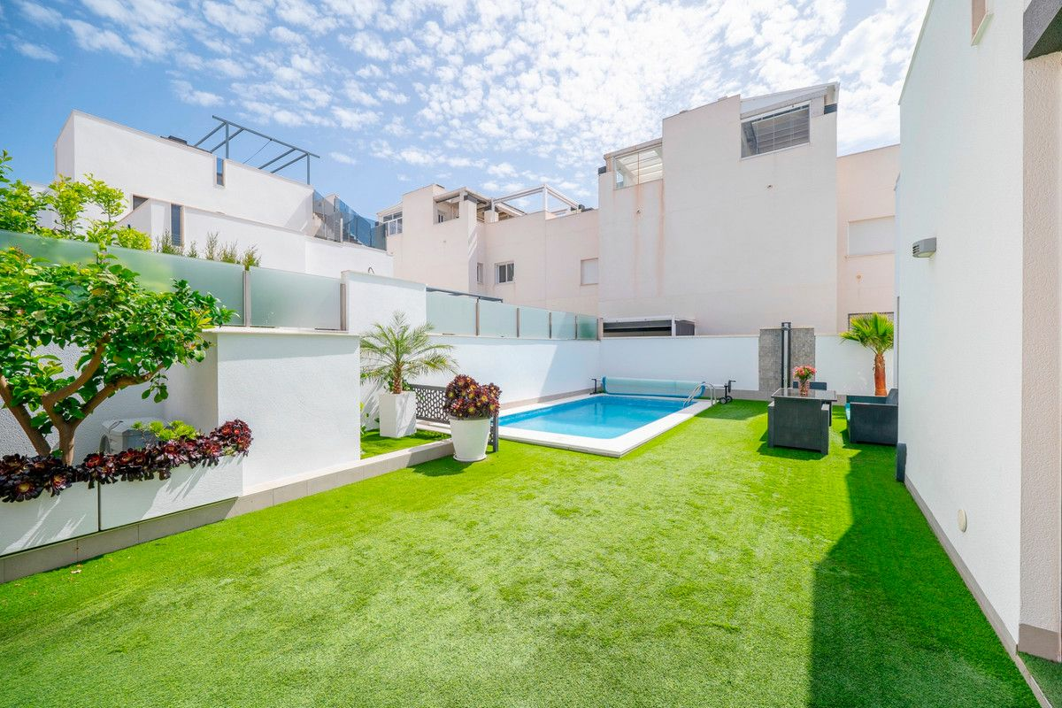 5-bedroom Villa In Torrevieja, Spain (194 M²)