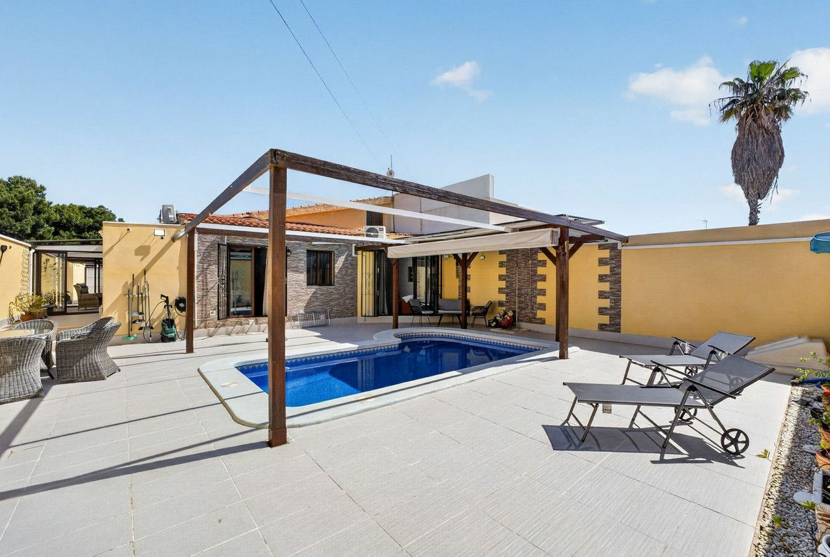 3-bedroom Villa In Torrevieja, Spain (130 M²)