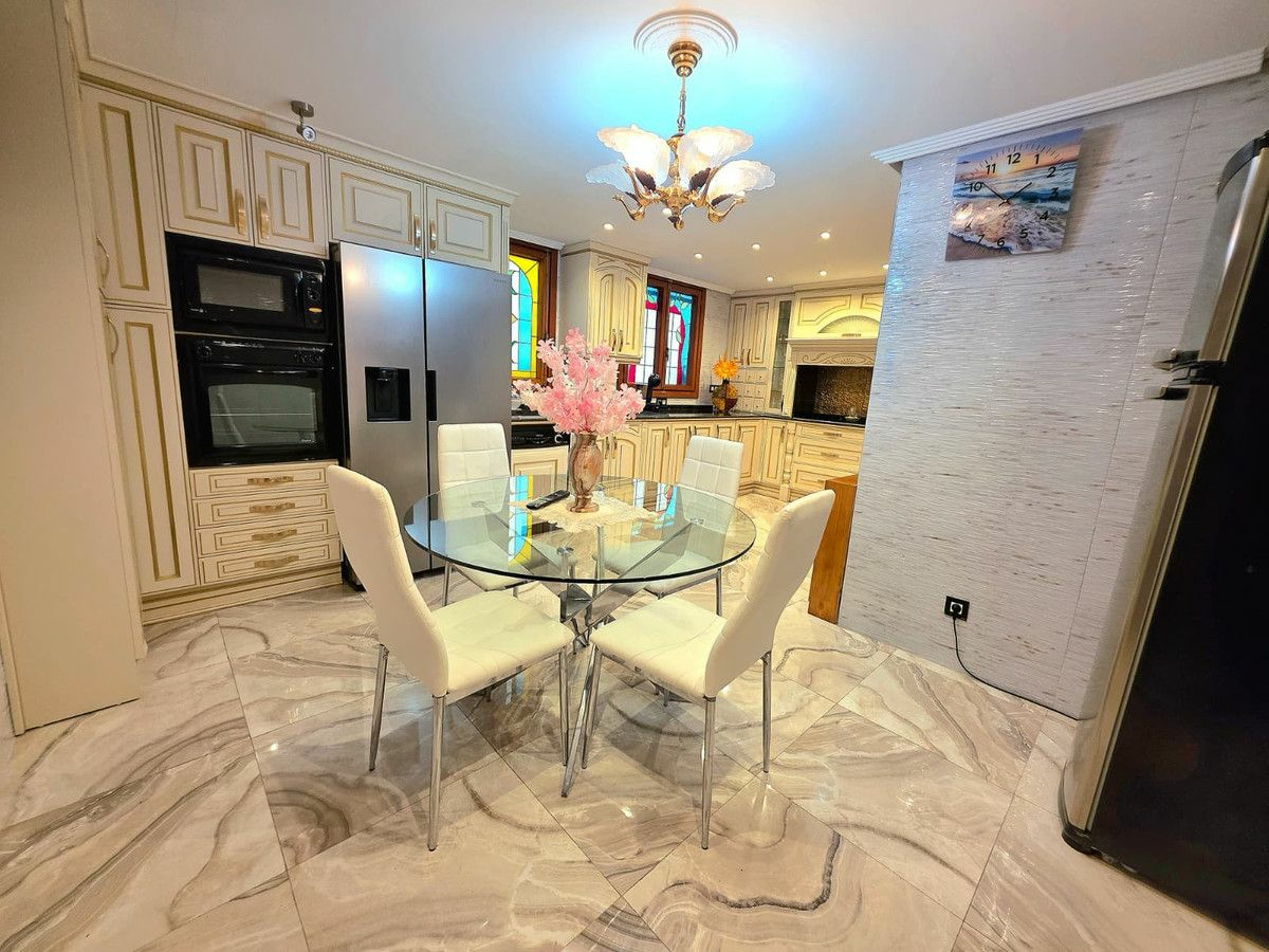 3-bedroom Apartment In Alicante, Spain (167 M²)
