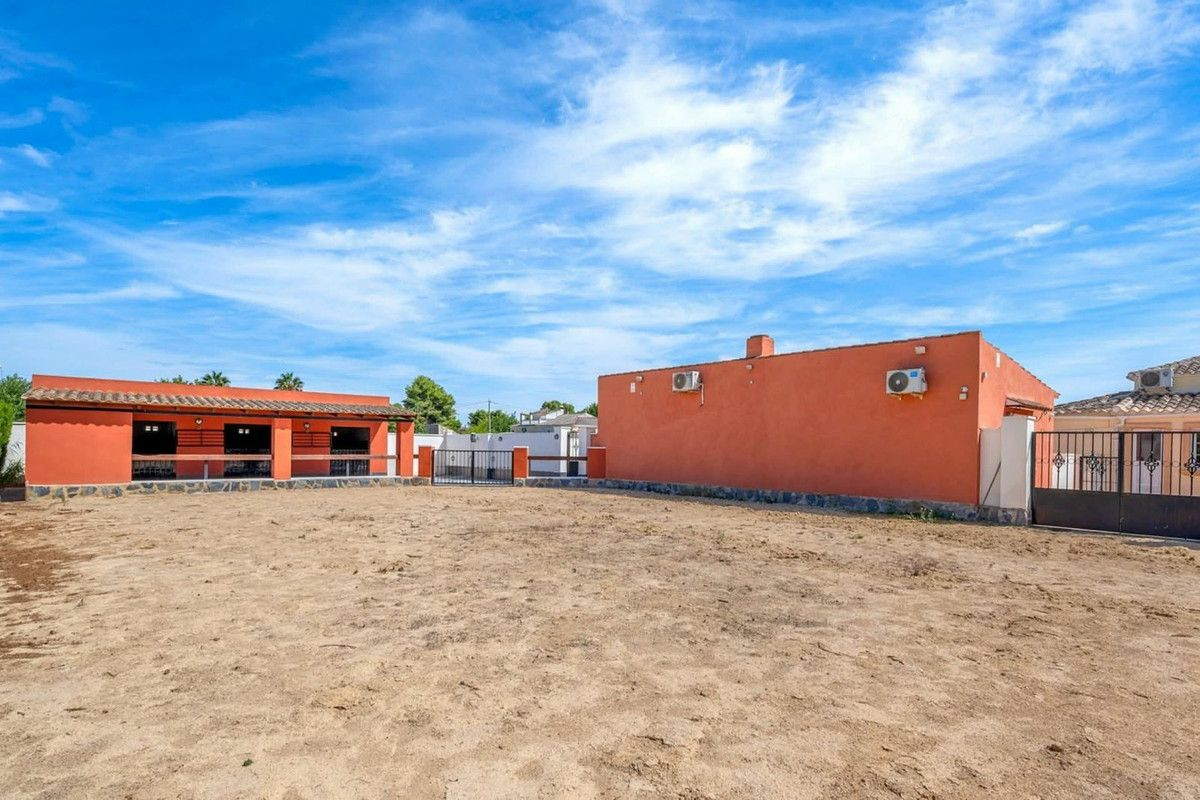6-bedroom Country House In Almoradi, Spain (300 M²)